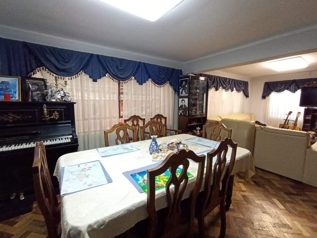 Casa en VentaAlto Obrajes sector B 4 dormitorios 2 baños 1 parqueos Foto 3