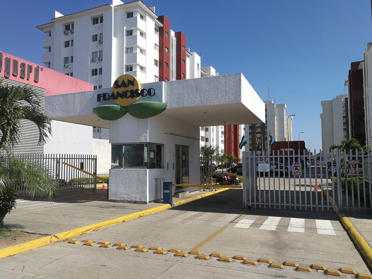 Departamento en VentaCondominio San Francisco, Av. Doble Via entre 5 y 6 anillo  Foto 1