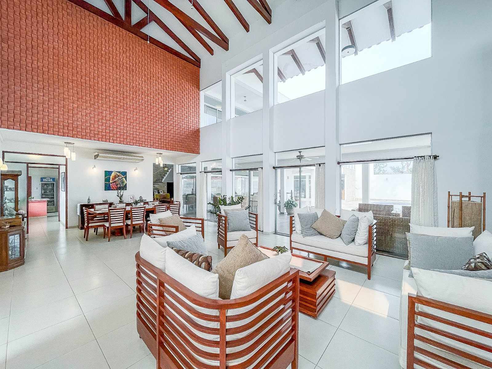 Casa en VentaHERMOSA CASA EN VILLA BONITA, CON UNA ESPECTACULAR PISCINA Y TODO LO QUE SOÑAS PARA TU FAMILIA 

 5 dormitorios 6 baños 3 parqueos Foto 5