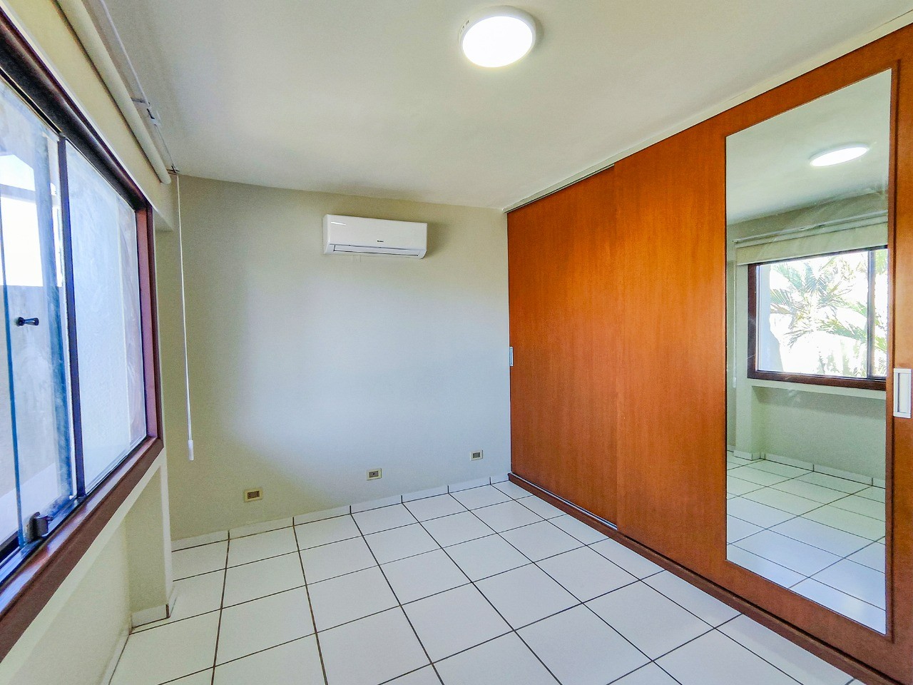 Casa en AlquilerCond. La Hacienda I, 5to. Anillo entre Av. Banzer y Av. Beni 4 dormitorios 3 baños 1 parqueos Foto 19