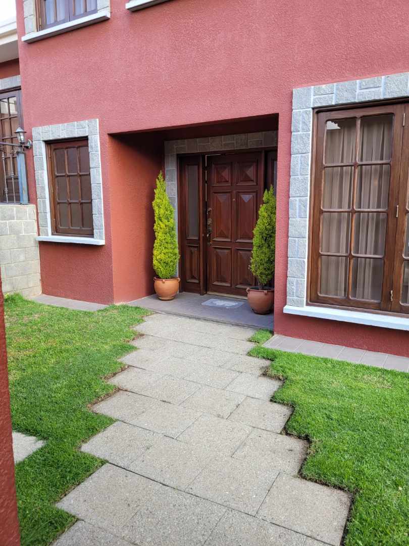 Casa en Auquisamaña en La Paz 4 dormitorios 5 baños 3 parqueos Foto 3