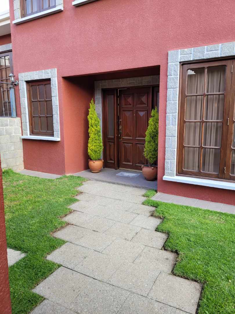 Casa en AlquilerAUQUISAMAÑA - ZONA SUR DE LA PAZ 4 dormitorios 5 baños 3 parqueos Foto 3