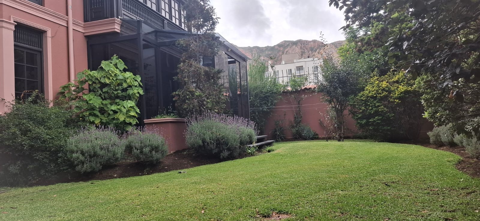 Casa en Los Pinos en La Paz 4 dormitorios 6 baños 4 parqueos Foto 1