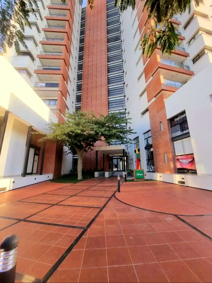 Departamento en AlquilerAV. 1er ANILLO, FRENTE AL PARQUE URBANO Foto 2