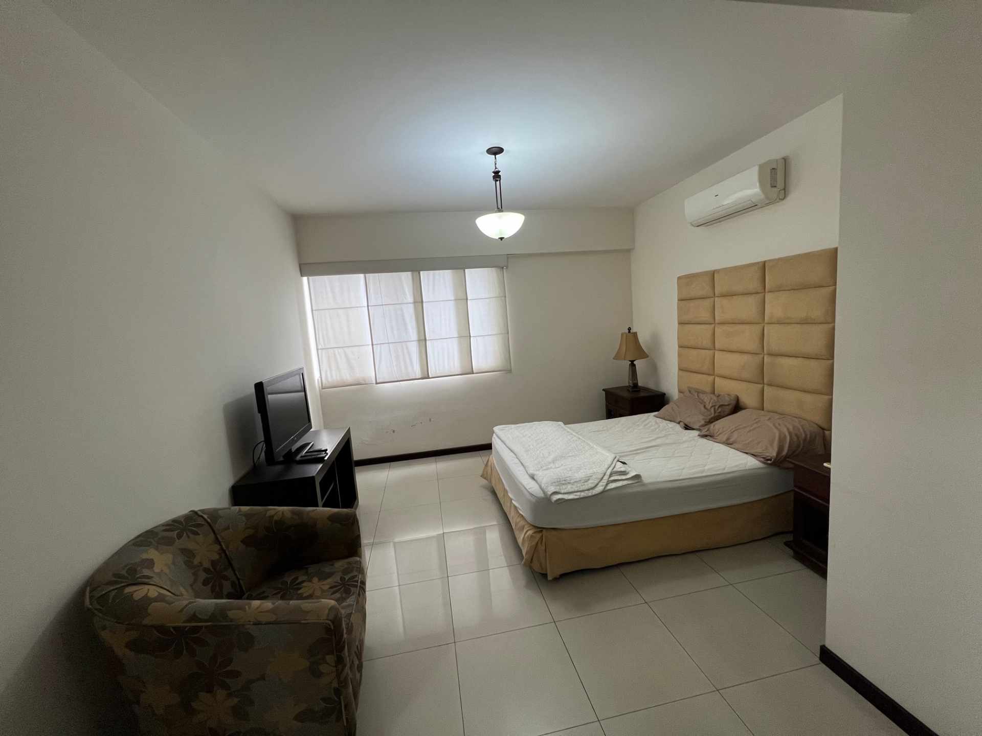 Departamento en AlquilerCondominio Punta del Este, C/Libertad y 2do. Anillo. Cerca de todo.  2 dormitorios 3 baños 1 parqueos Foto 11