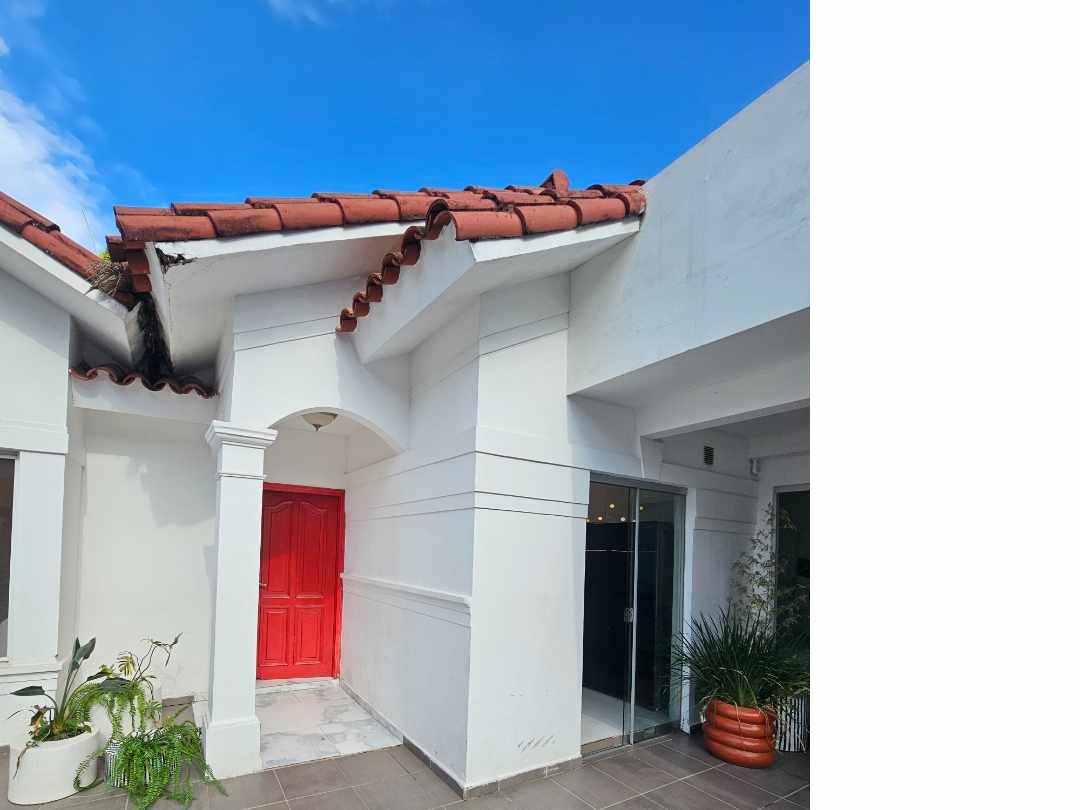 Casa en VentaZona Oeste
3er y 4to Anillo Av. PIRAÍ 
(Barrio Las Palmas) 4 dormitorios 4 baños 2 parqueos Foto 20