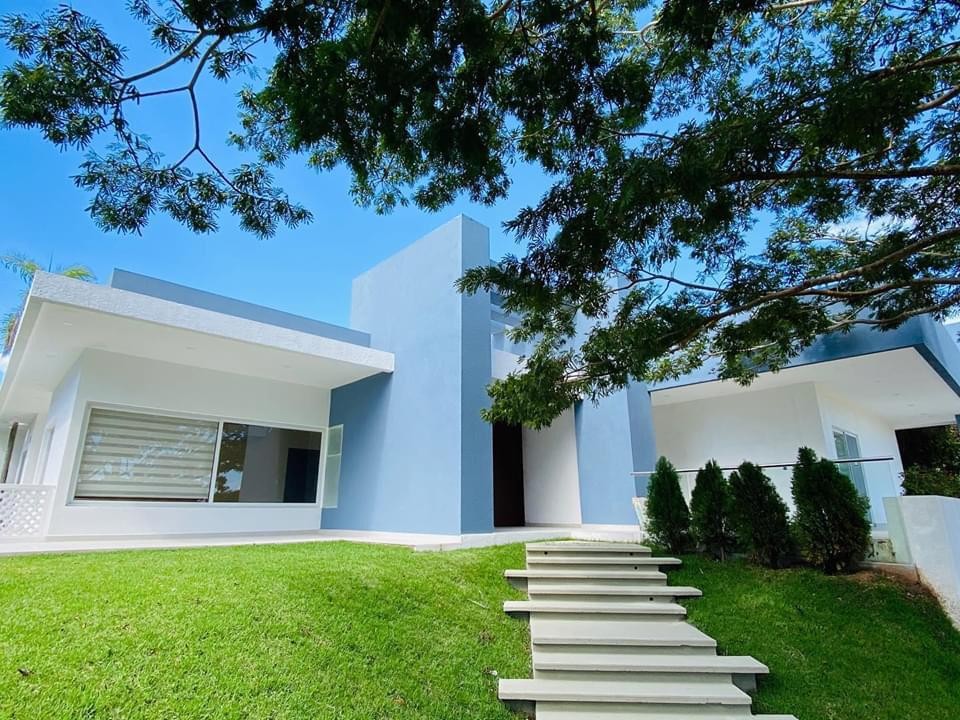 Casa en Urubó en Santa Cruz de la Sierra 3 dormitorios 5 baños 4 parqueos Foto 1