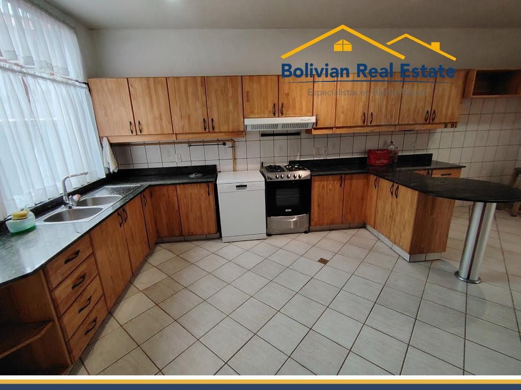 Casa en VentaACHUMANI - LA BARQUETA LINDA CASA EN VENTA  4 dormitorios 4 baños 4 parqueos Foto 13