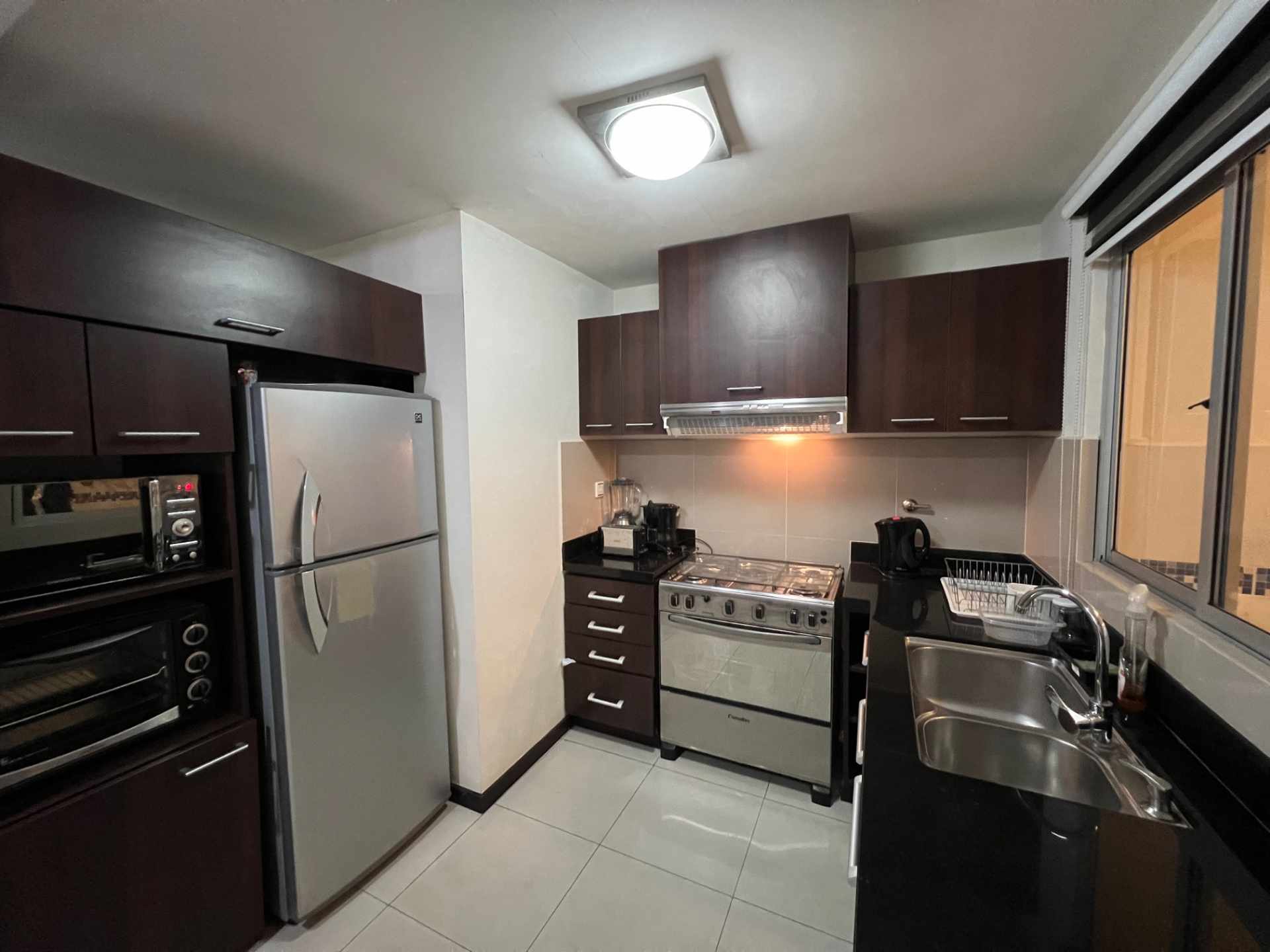 Departamento en AlquilerCondominio Punta del Este, C/Libertad y 2do. Anillo. Cerca de todo.  2 dormitorios 3 baños 1 parqueos Foto 6