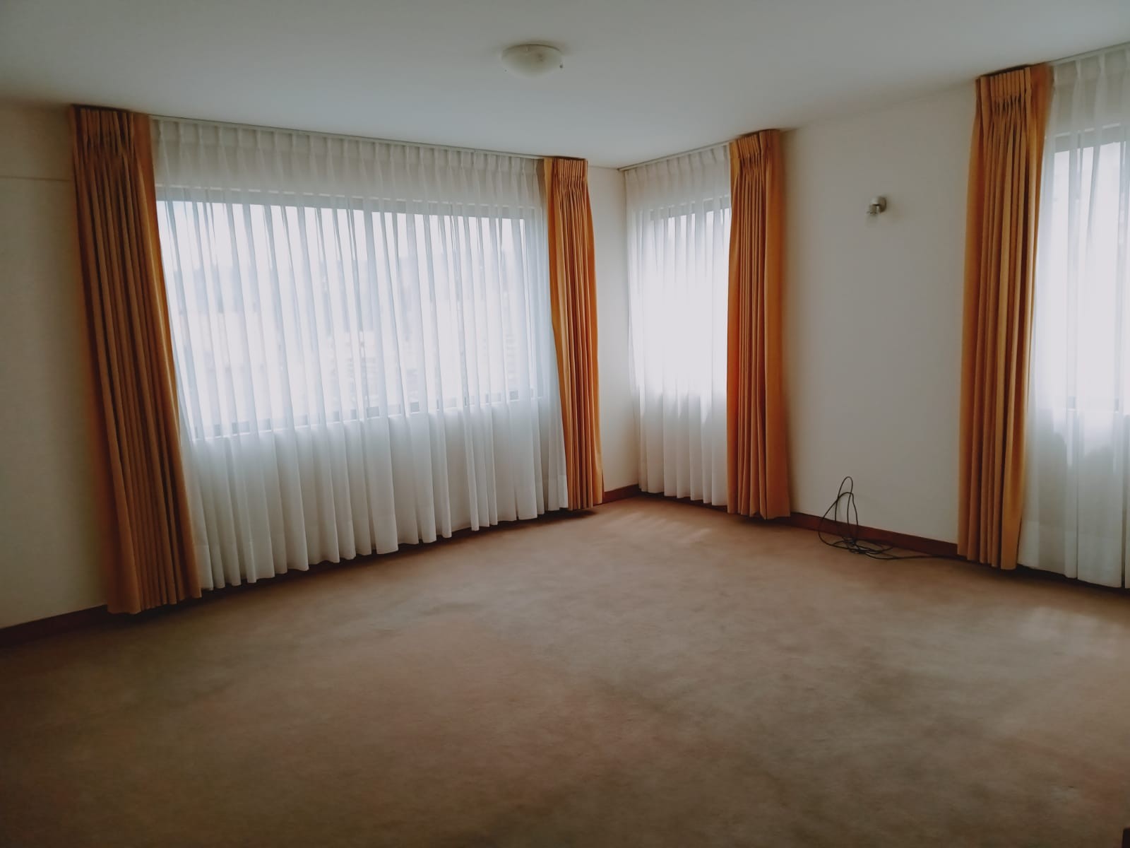 Departamento en AnticréticoANTICRETICO REGISTRABL, ELEGANTE DEPARTAMENTO EN ACHUMANI SECTOR ASILO 3 dormitorios 4 baños 2 parqueos Foto 7