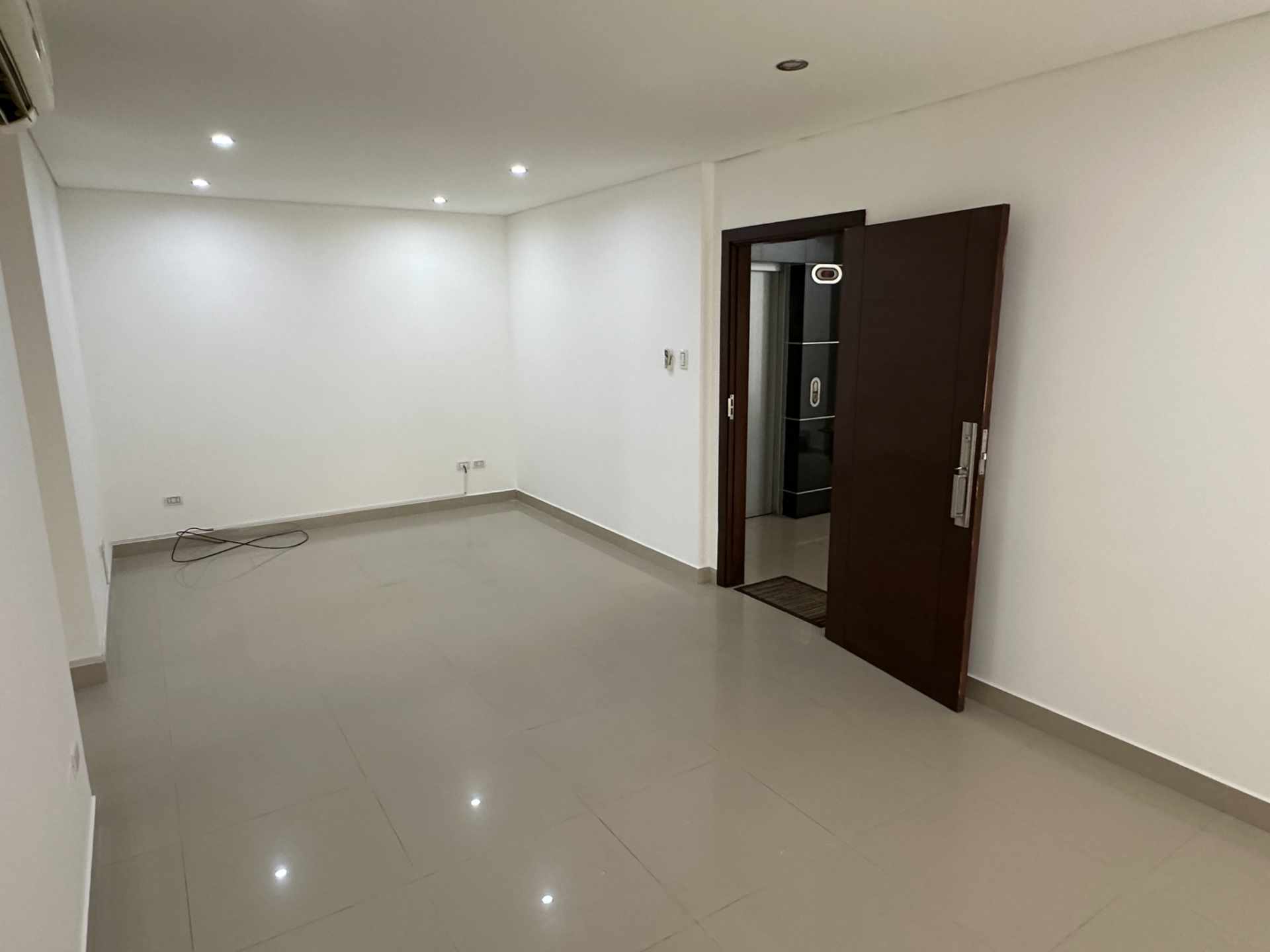 Departamento Torre Marfil piso 1. Av. Alemana entre 2do y 3er Anillo Foto 8