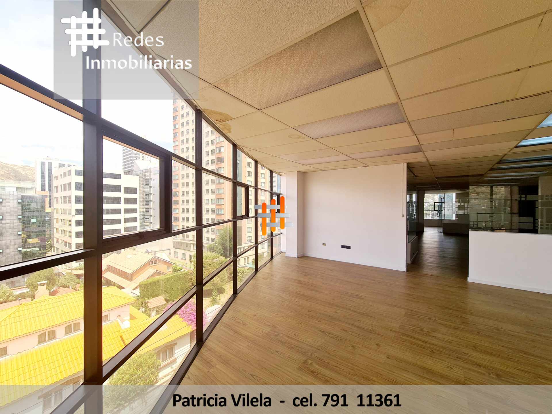 Oficina en VentaOFICINA EN VENTA EN CALACOTO EN EDIFICIO EMPRESARIAL - DIVISIONES DE VIDRIO TEMPLADO 5 dormitorios 2 baños 2 parqueos Foto 3