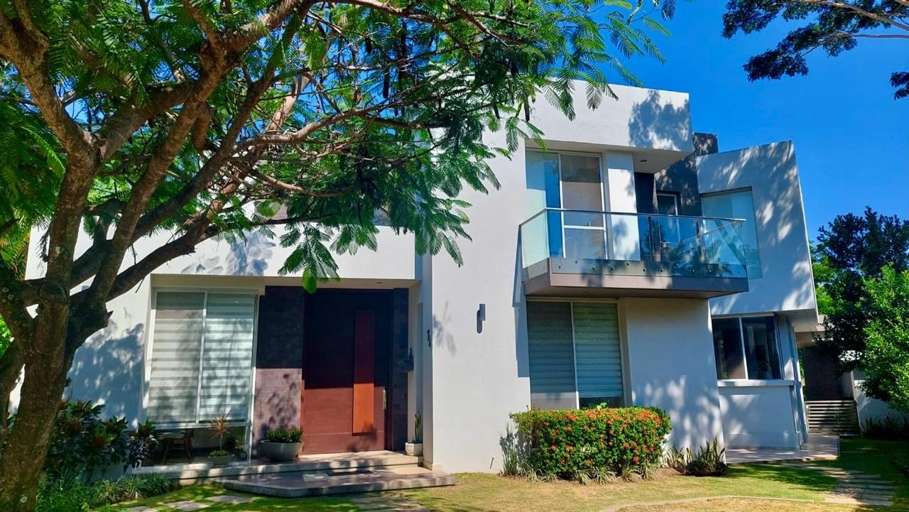 Casa URUBO CONDOMINIO JARDINES DEL URUBO 1
HERMOSA Y ELEGANTE AMOBLADA CASA EN ALQUILER !!!!
CON 4 HABITACIONES SUITE  Foto 21