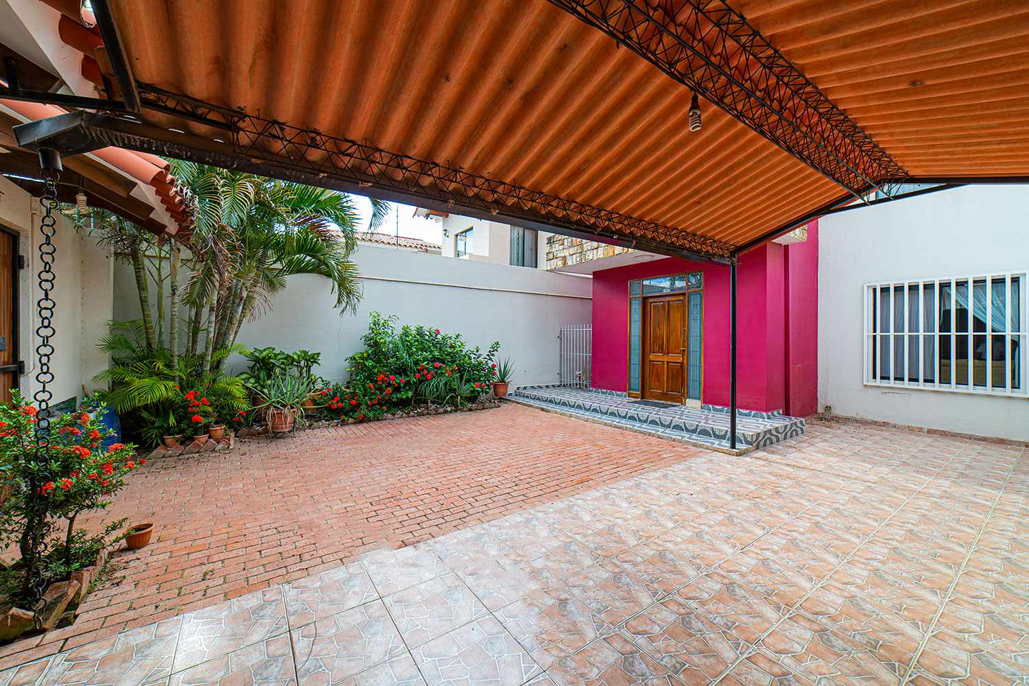 Casa en Entre 5to y 6to anillo Norte en Santa Cruz de la Sierra 4 dormitorios 3 baños 2 parqueos Foto 14