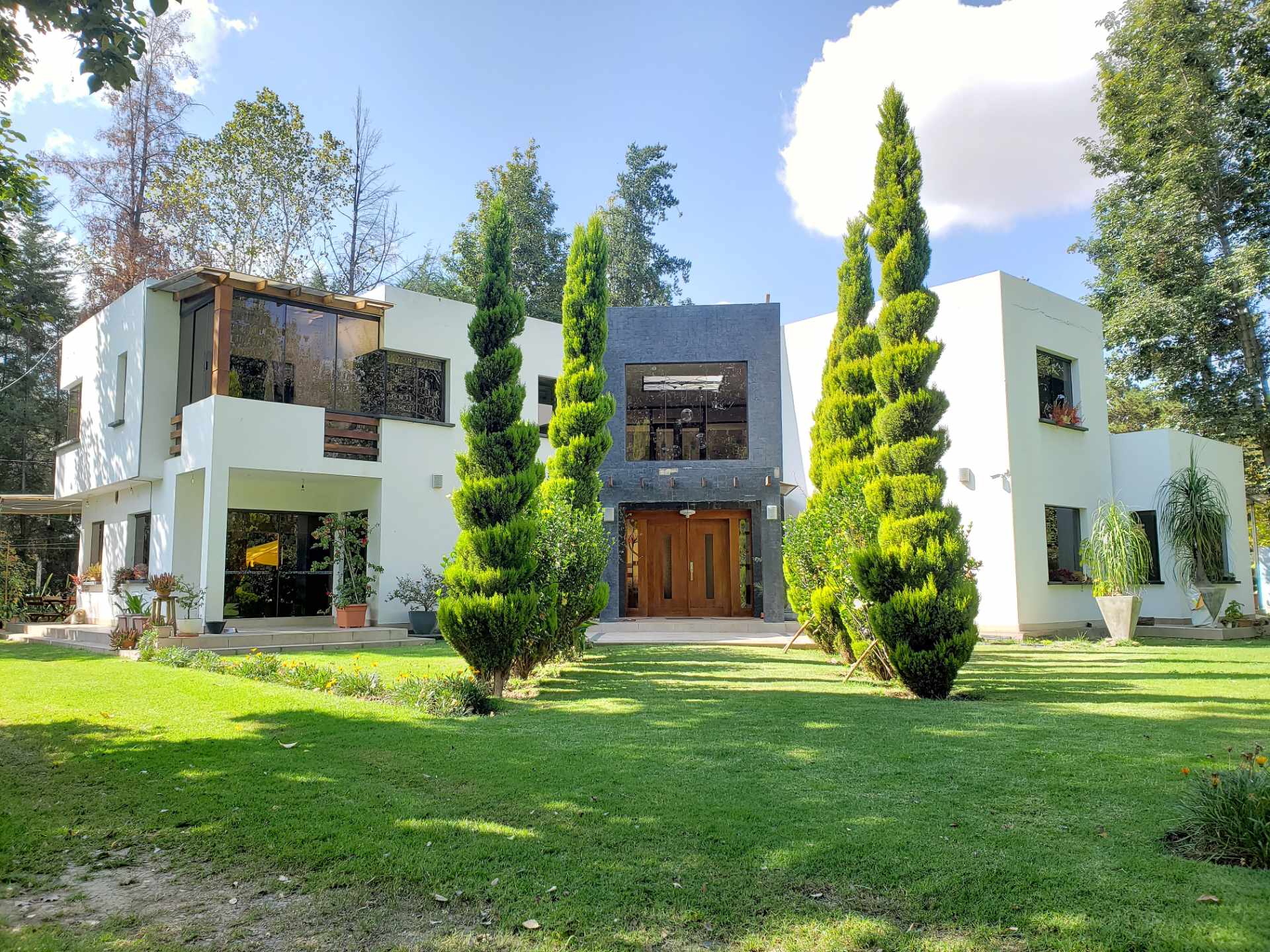 Casa en Colcapirhua en Cochabamba 6 dormitorios 5 baños 10 parqueos Foto 1