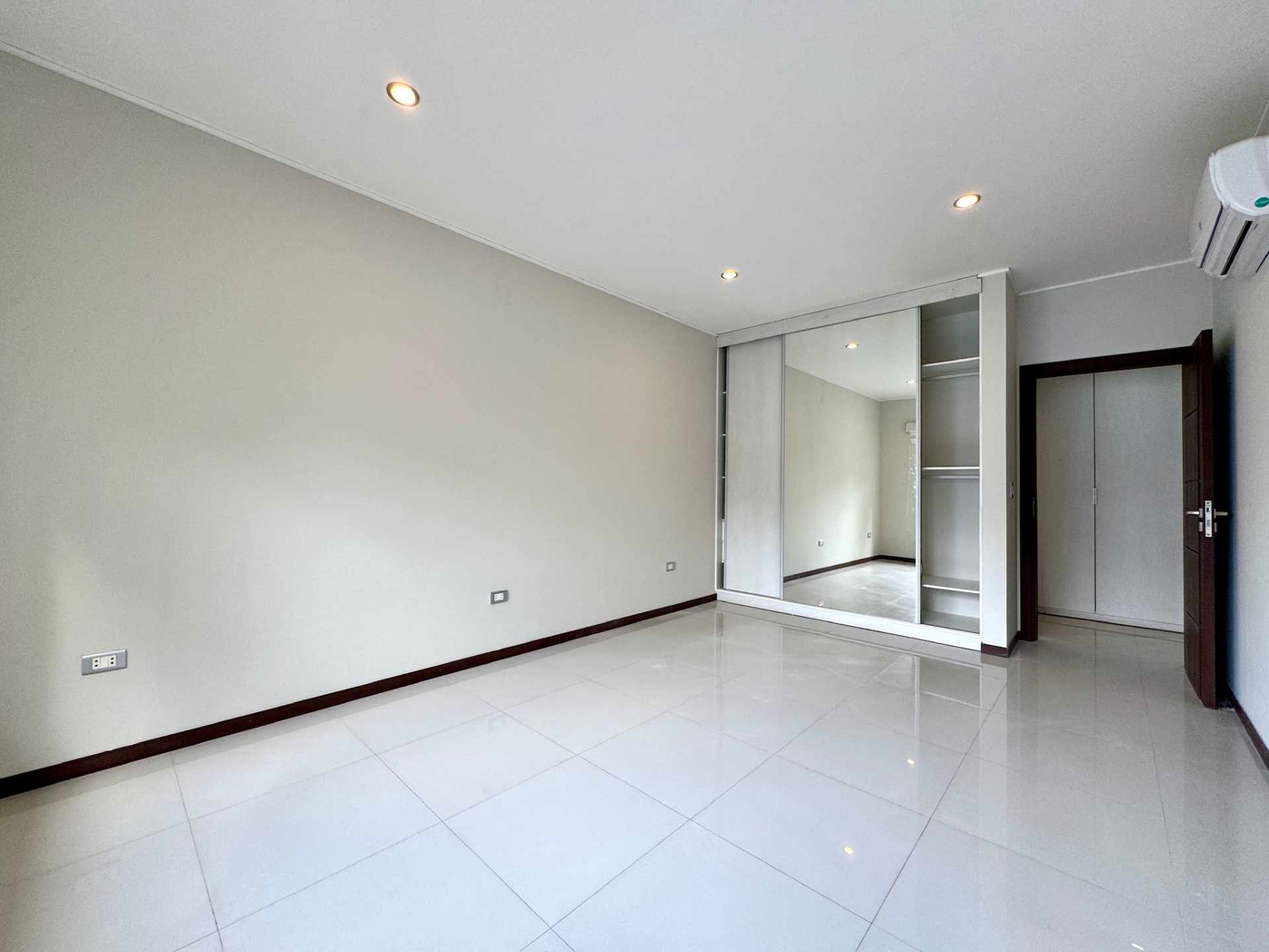 Casa en Entre 3er y 4to anillo Oeste en Santa Cruz de la Sierra 4 dormitorios 6 baños 4 parqueos Foto 14