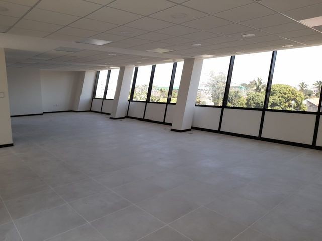 Oficina en VentaAV. VELARDE  4 dormitorios 2 baños  Foto 2