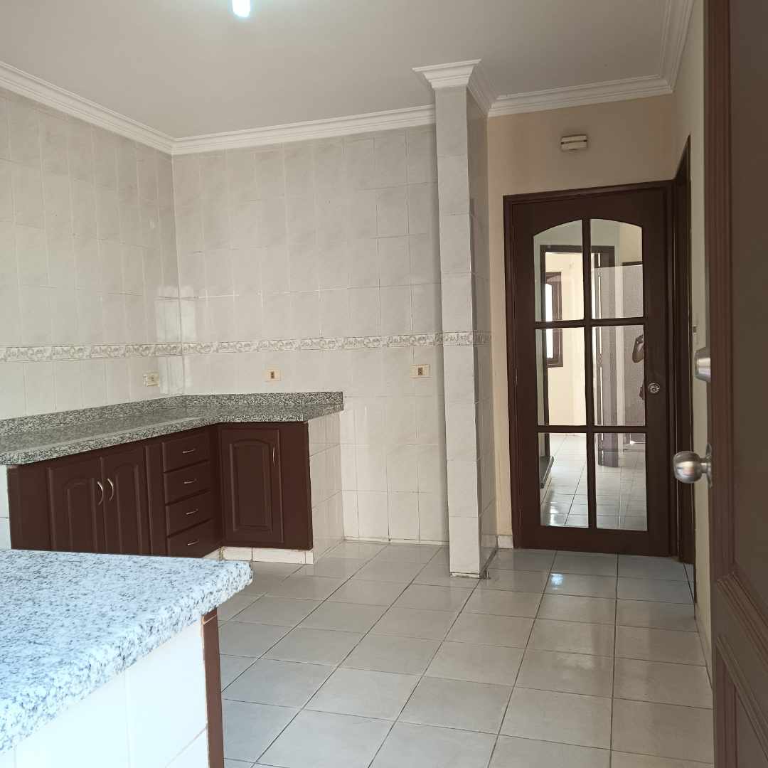 Casa en Venta𝗭𝗼𝗻𝗮 𝗢𝗲𝘀𝘁𝗲: Av. Busch entre 2do y 3er anillo, C/8 Oeste
 Foto 11