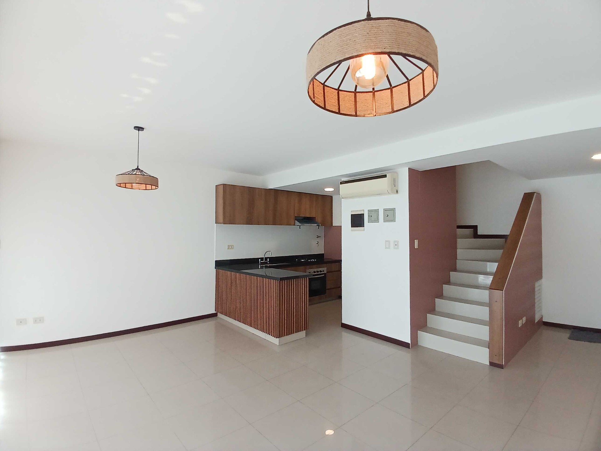 Departamento en Alquiler🏢 EN ALQUILER – DEPARTAMENTO DÚPLEX EN TORRES URBARI 2 dormitorios 2 baños 1 parqueos Foto 1