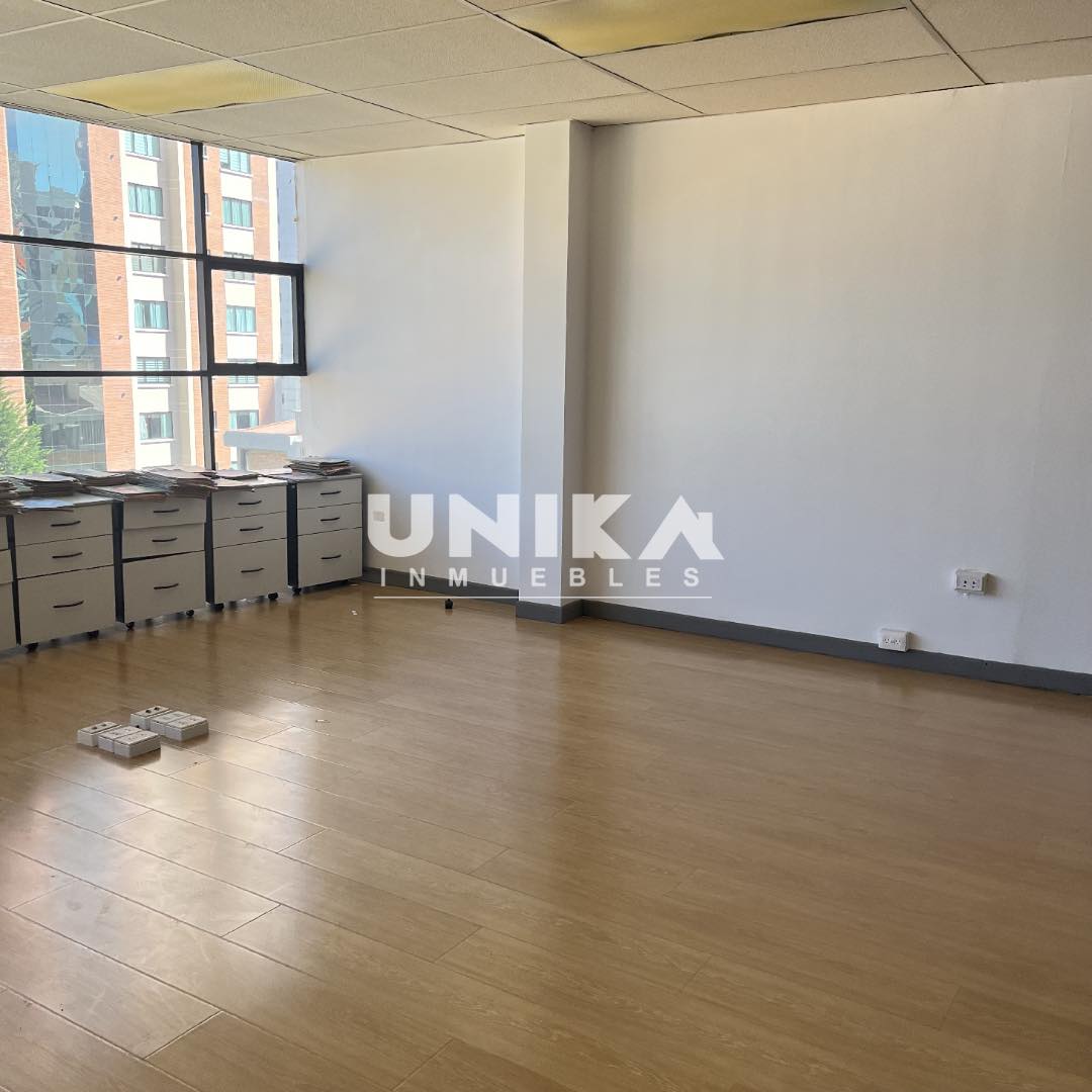 Oficina en AlquilerAMPLIA OFICINA SOLEADA EN LA MEJOR UBICACIÓN , ASCENSOR PRIVADO 4 AMBIENTES , SALA DE REUNIÓN. Foto 6