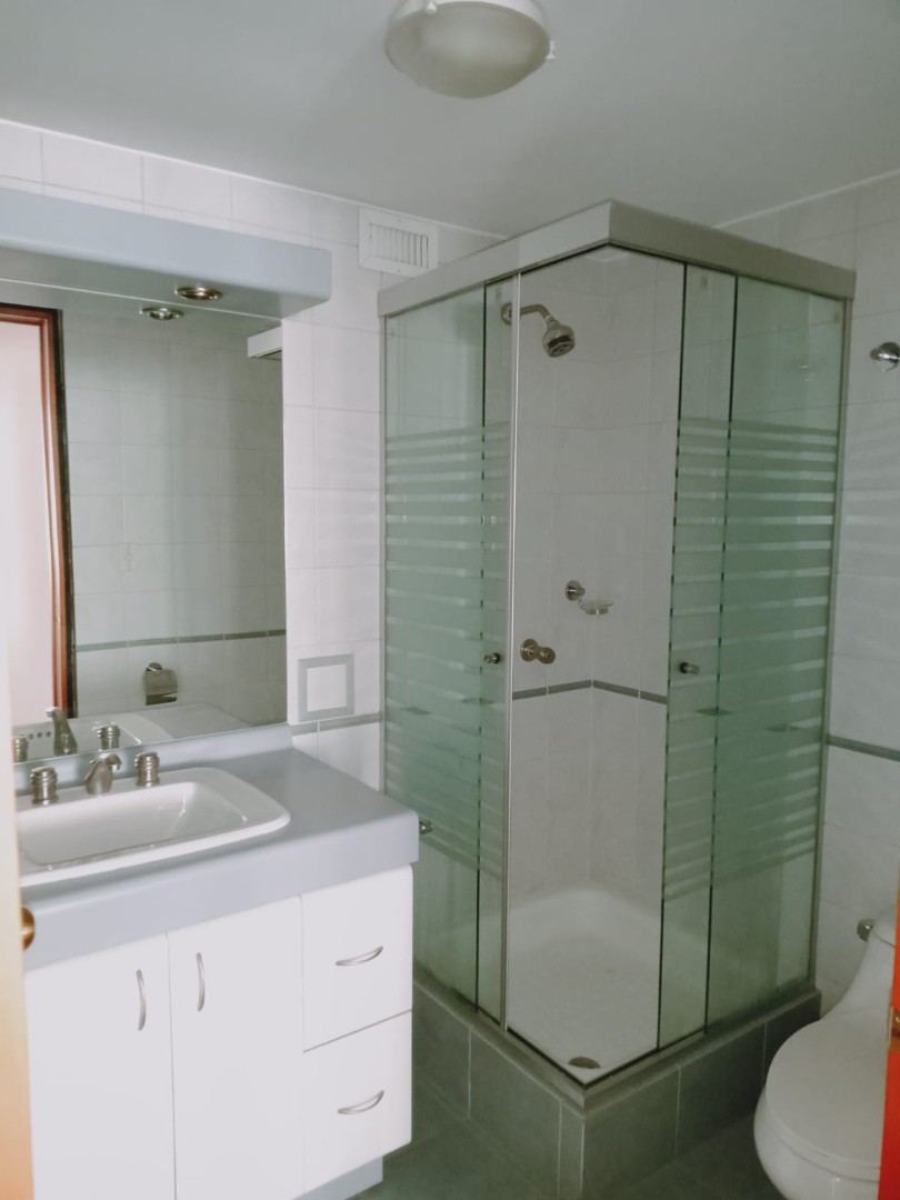 Departamento en AnticréticoANTICRETICO REGISTRABL, ELEGANTE DEPARTAMENTO EN ACHUMANI SECTOR ASILO 3 dormitorios 4 baños 2 parqueos Foto 5