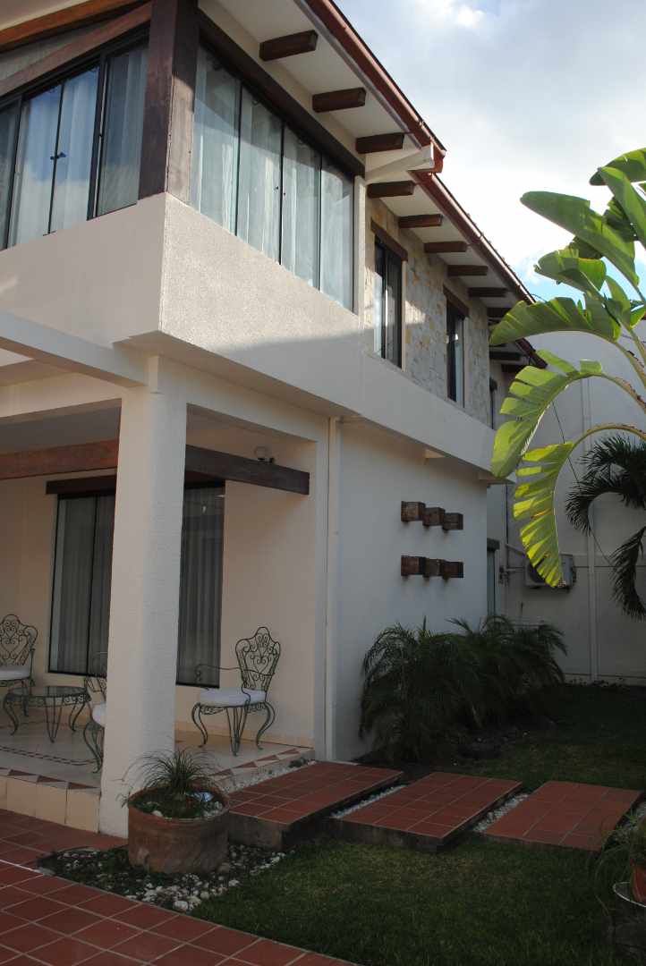 Casa en Entre 2do y 3er anillo Oeste en Santa Cruz de la Sierra 3 dormitorios 4 baños 2 parqueos Foto 2