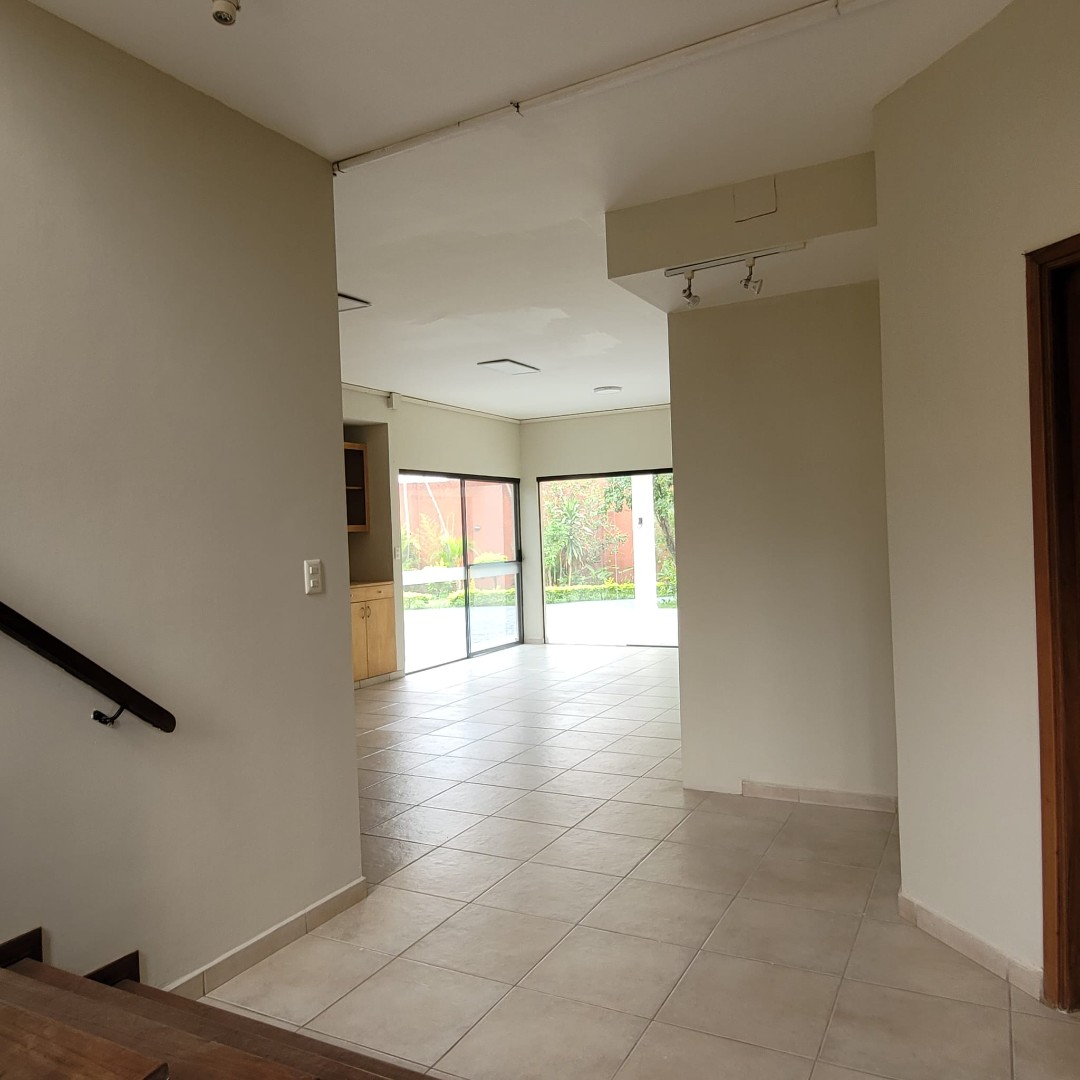 Casa en Entre 6to y 7mo anillo Norte en Santa Cruz de la Sierra 5 dormitorios 7 baños 8 parqueos Foto 13