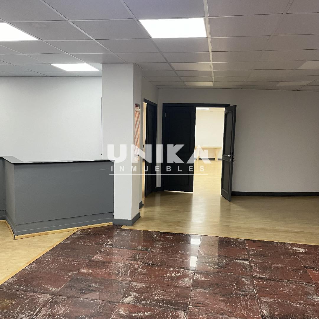 Oficina en AlquilerAMPLIA OFICINA SOLEADA EN LA MEJOR UBICACIÓN , ASCENSOR PRIVADO 4 AMBIENTES , SALA DE REUNIÓN. Foto 18