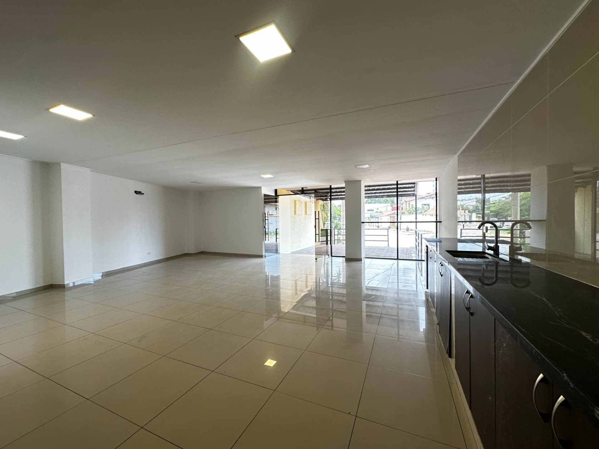Local comercial en VentaAV. BENI, ENTRE 5TO Y 6TO ANILLO, BUSINESS CENTER Foto 3