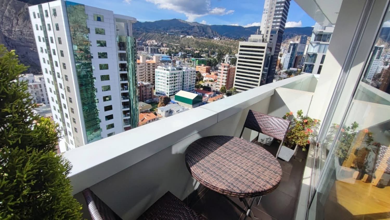 Departamento en AlquilerCALACOTO (Av.Ballivian) 3 dormitorios 3 baños 1 parqueos Foto 3