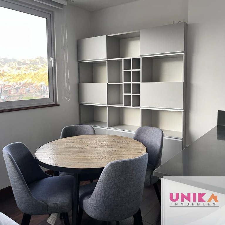 Departamento en Alquiler🏢 LUJOSO DEPARTAMENTO CON TODAS LAS COMODIDADES EQUIPADO Y AMOBLADO Y HERMOSAS VISTAS EN ALQUILER, CALACOTO. Foto 4