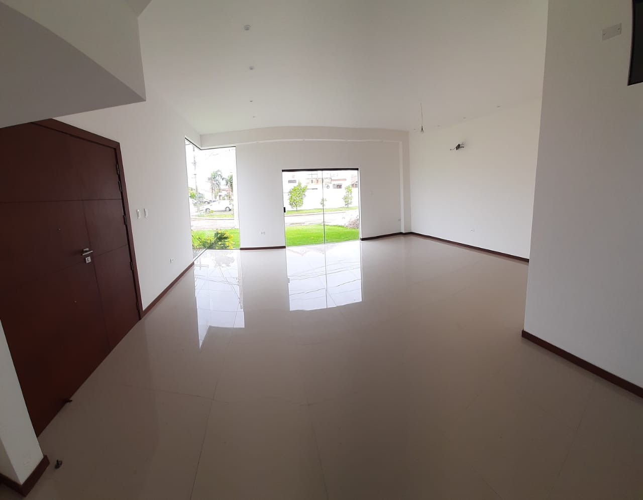 Casa en VentaZona norte 8vo anillo Foto 4