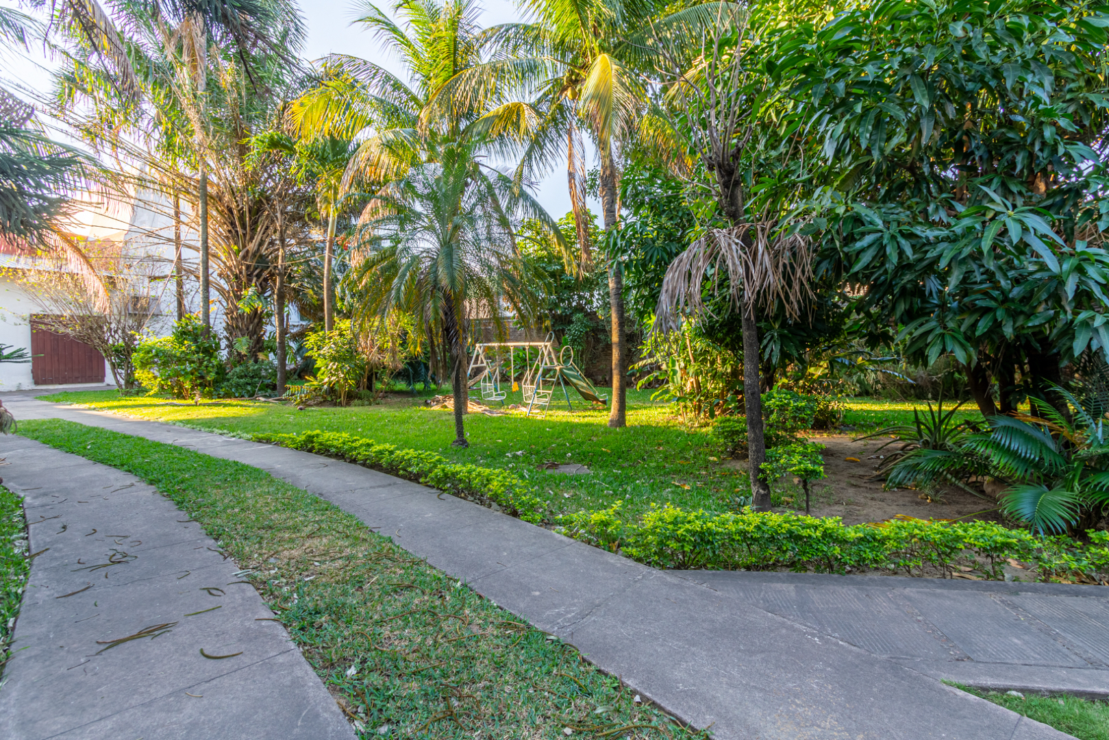 Casa en Entre 4to y 5to anillo Sur en Santa Cruz de la Sierra 5 dormitorios 5 baños 8 parqueos Foto 8