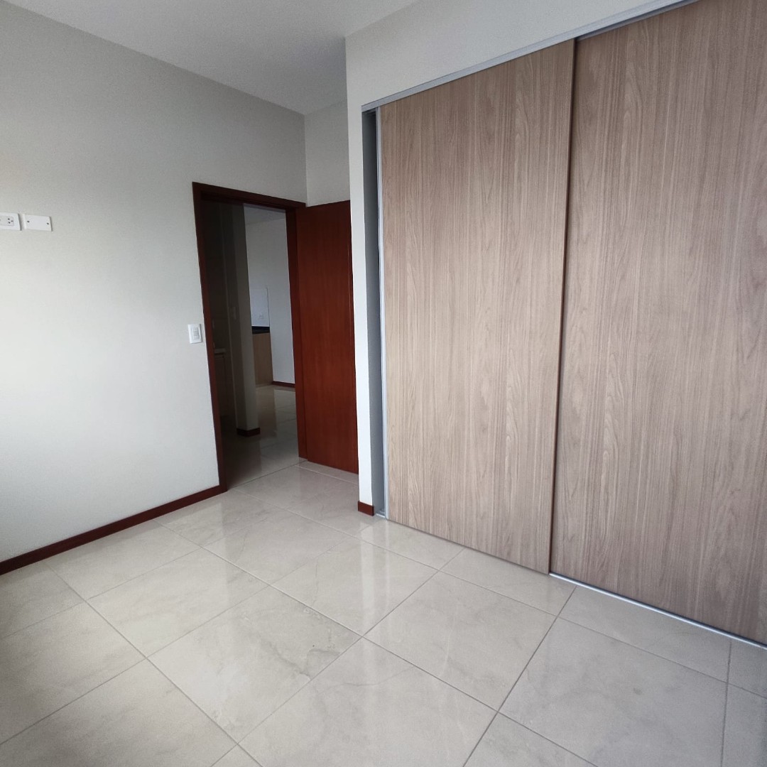 Departamento en Entre 1er y 2do anillo Oeste en Santa Cruz de la Sierra 2 dormitorios 2 baños  Foto 6