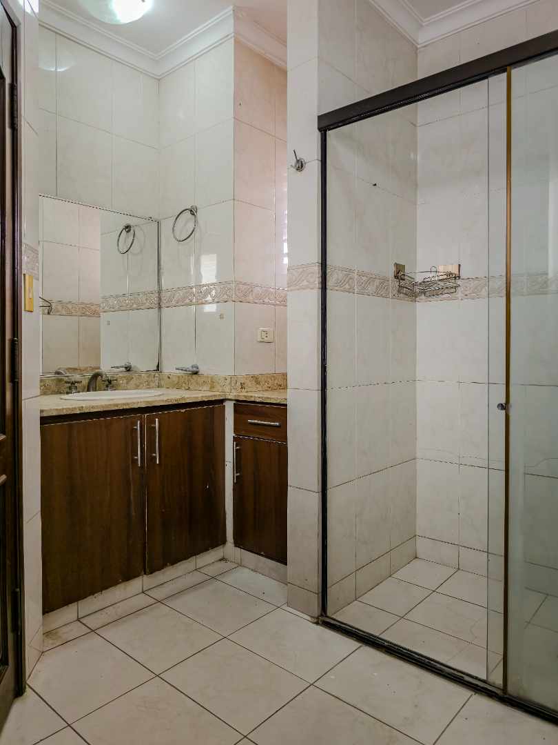 Casa en Entre 1er y 2do anillo Norte en Santa Cruz de la Sierra 4 dormitorios 4 baños 3 parqueos Foto 21