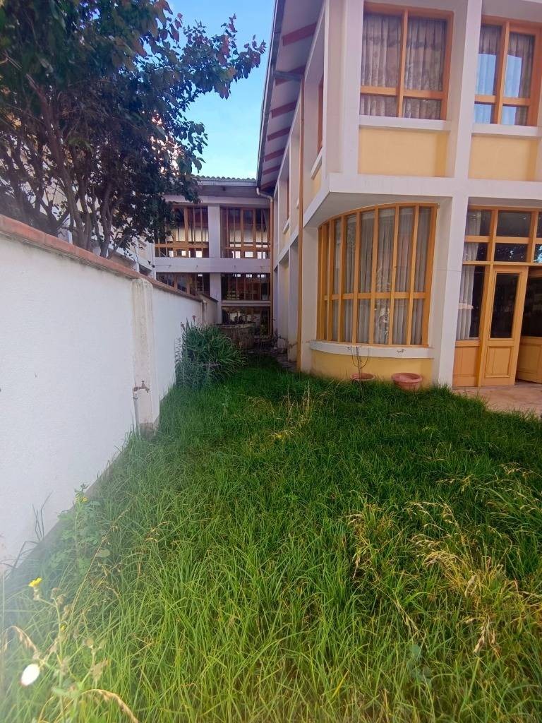 Casa en Calacoto en La Paz 4 dormitorios 5 baños 3 parqueos Foto 2