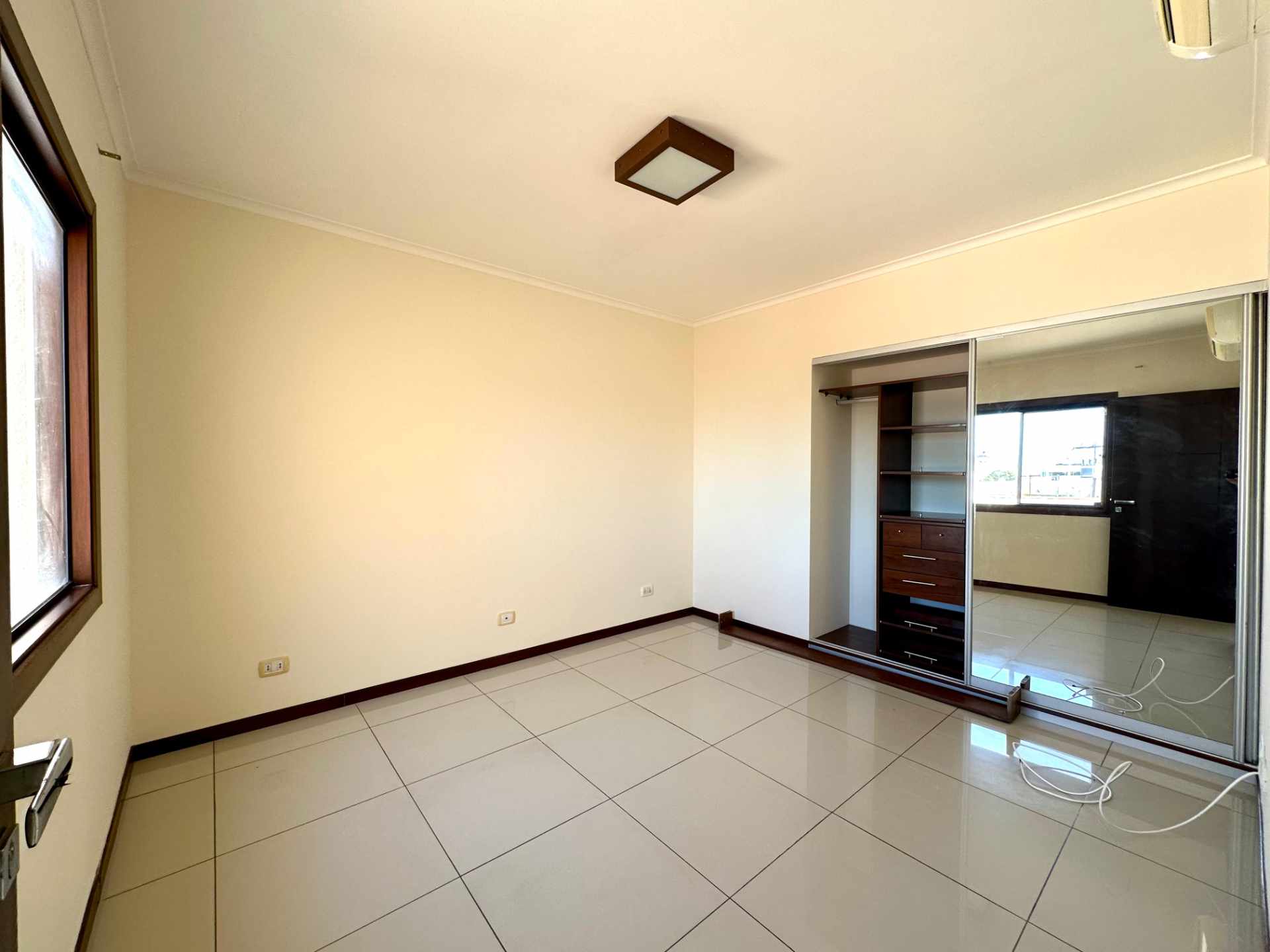 Casa en VentaURB. LA HACIENDA III CASA EN VENTA  3 dormitorios 3 baños 4 parqueos Foto 2