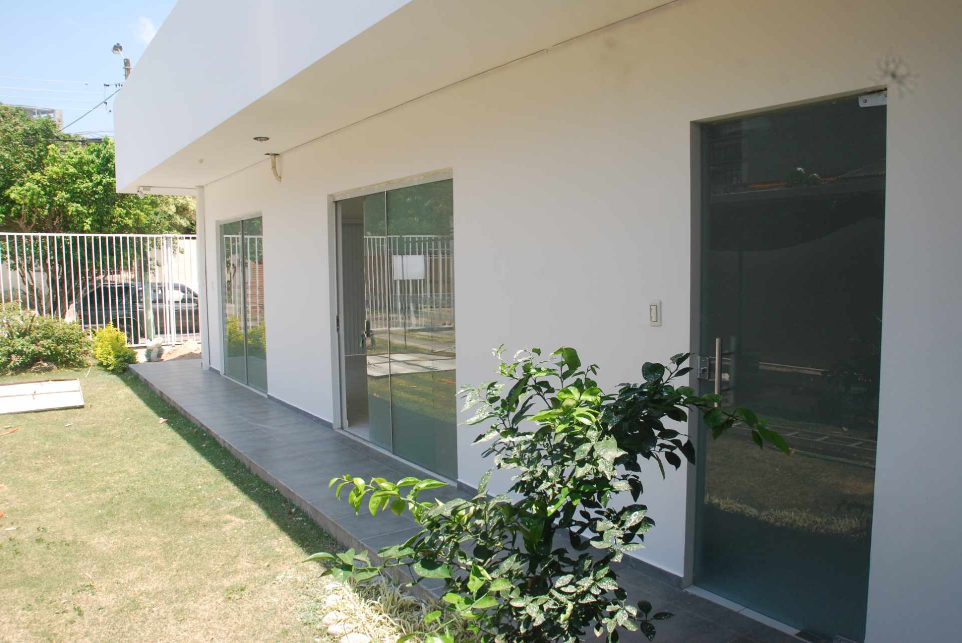 Oficina en AlquilerBarrio Villa  Brigida,  cerca Equipetrol Norte,  4to anillo y Mall Ventura. Foto 1