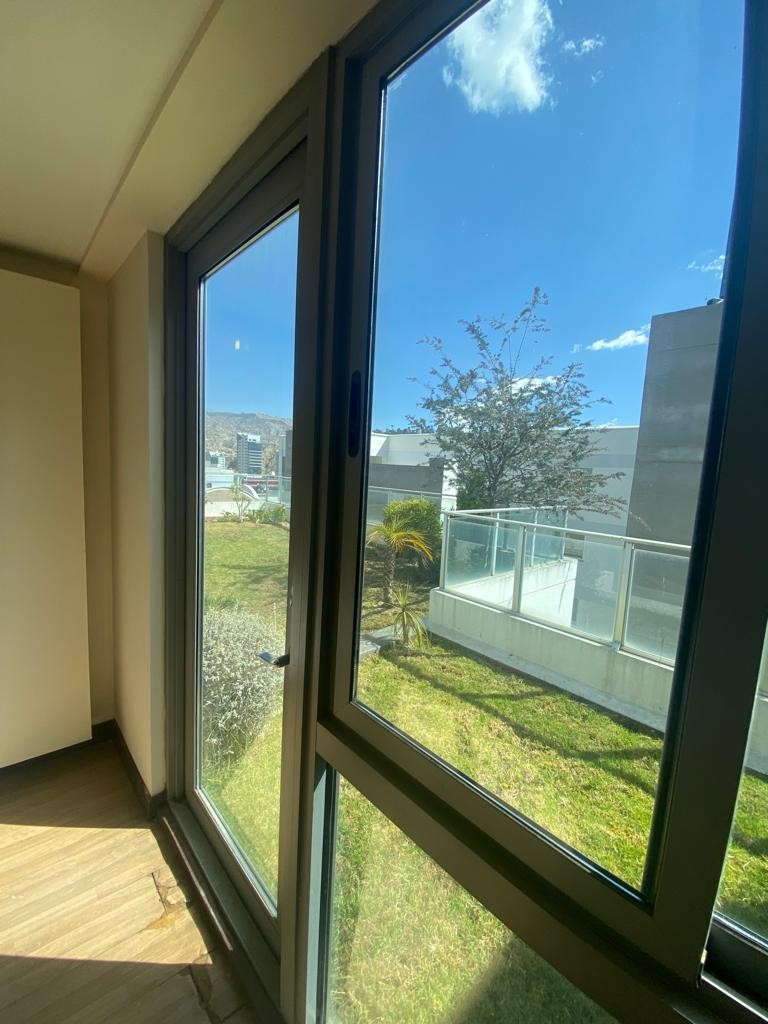 Oficina en AlquilerLINDA OFICINA EN ALQUILER, CALACOTO, HERMOSA VISTA Y TERRAZA PRIVADA CON JARDIN 7 dormitorios 4 baños 4 parqueos Foto 2