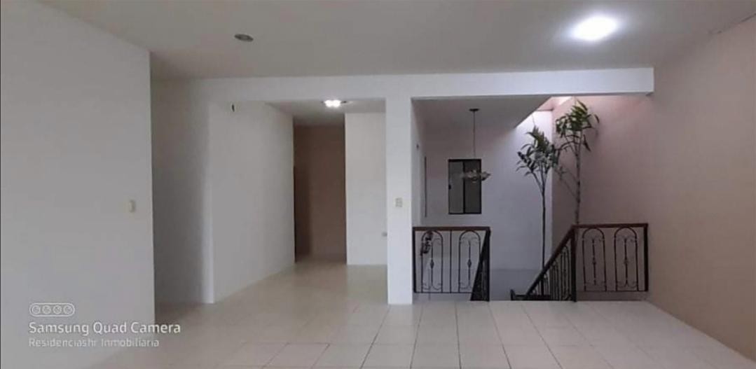 Casa EN VENTA 345. 300 $ o ALQUILER 1500$us
Av. Centenario 3 y 4 anillo. 
Linda Casa Amplia, Cómoda y Céntrica. 
Cerca de Universidades y Colegios.  Foto 10