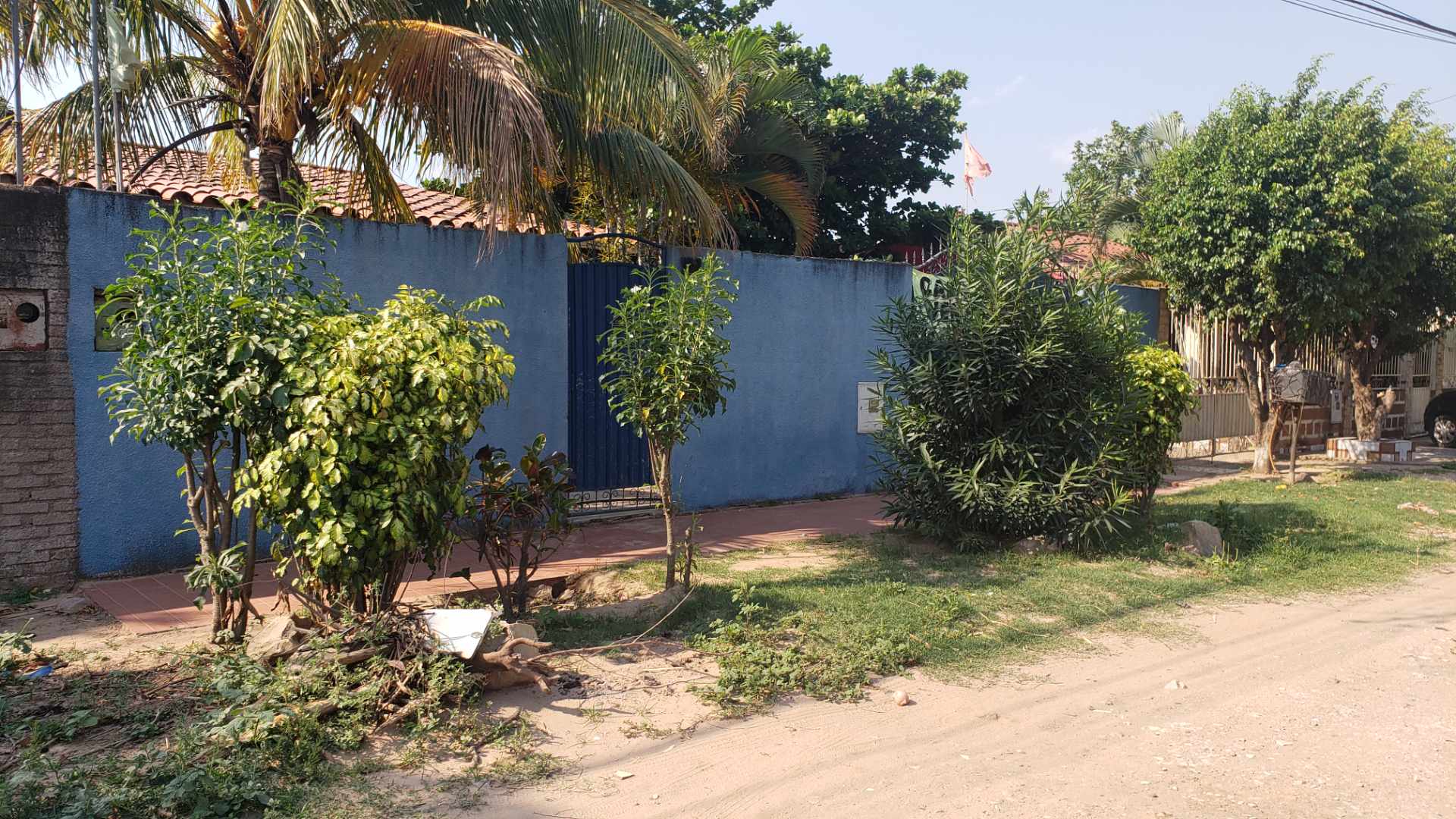 Casa en VentaBarrio los claveles a una cuandra del 9no anillo a dos cuadra de la parada de linea 92,63 es la sede al frente del barrio dorado, en la esquina de la av principal hay un gimnasio. casa amplia en ocasión. Foto 1