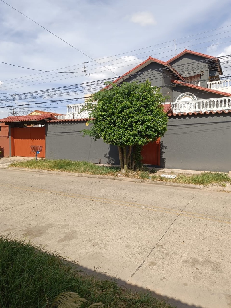Casa en AlquilerAv brasil una cuadra antes del 4to anillo Foto 1
