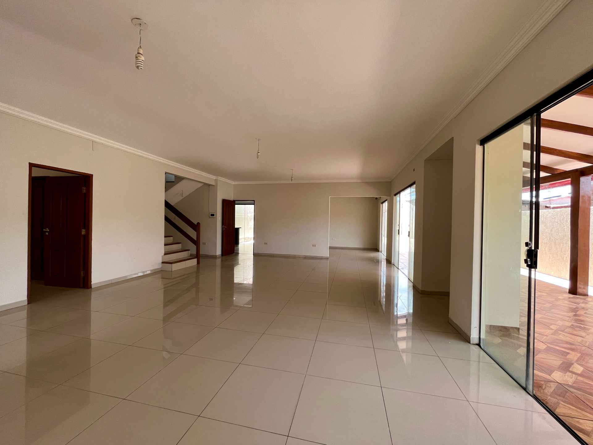 Casa en VentaCASA EN VENTA EN EL BARRIO CORDECRUZ ZONA NORTE 6 dormitorios 6 baños 2 parqueos Foto 3