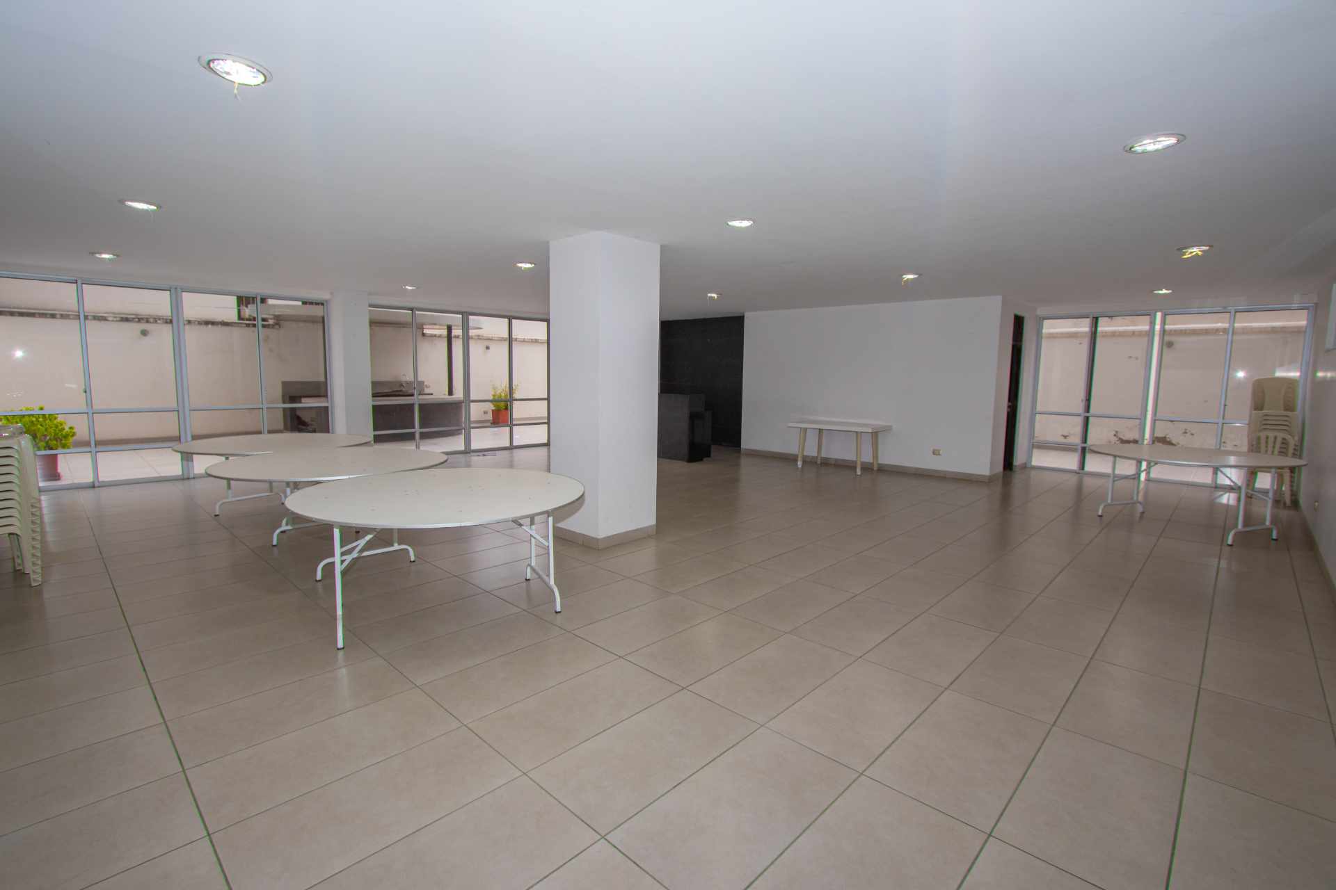 Departamento en VentaEdificio Versalles, Calle Miguel Aguirre - Zona Queru Queru 3 dormitorios 2 baños 2 parqueos Foto 13