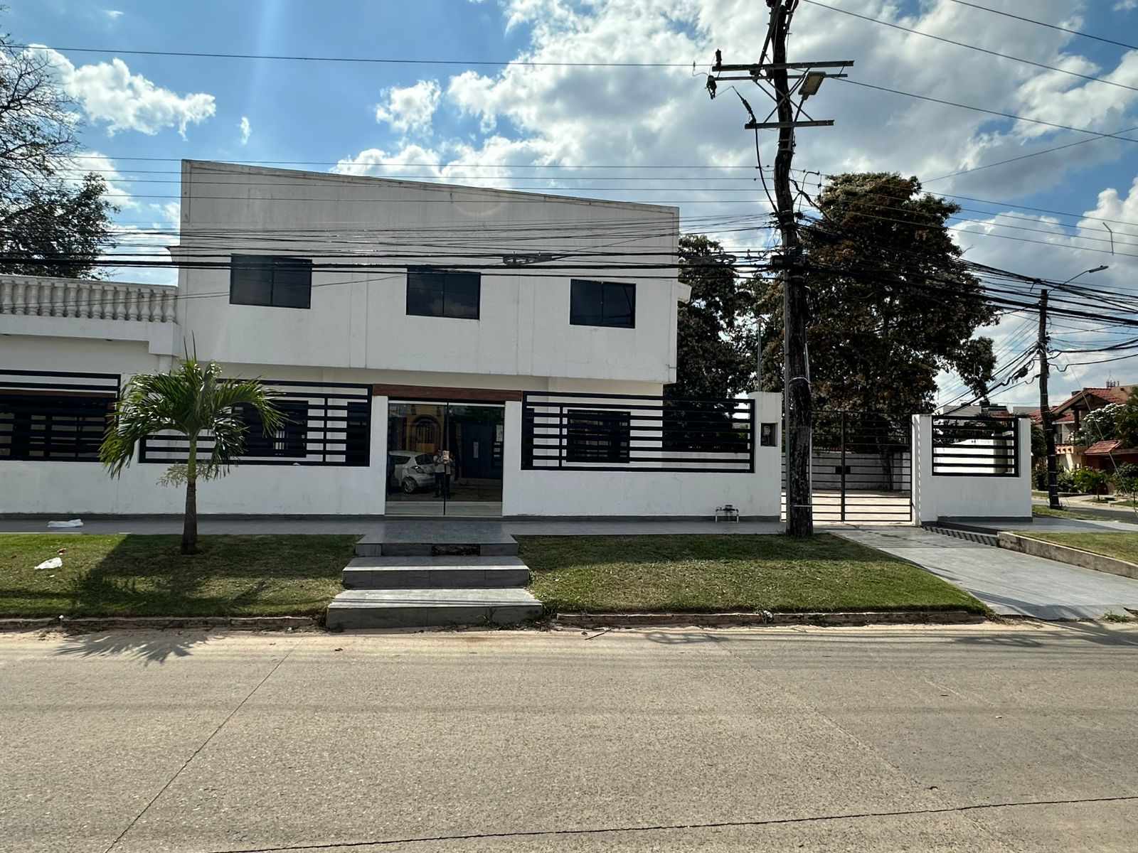 Galpón en AlquilerSALÓN MULTIFUNCIONAL EN ALQUILER
Zona Norte – Av. Banzer, 5to Anillo Foto 1