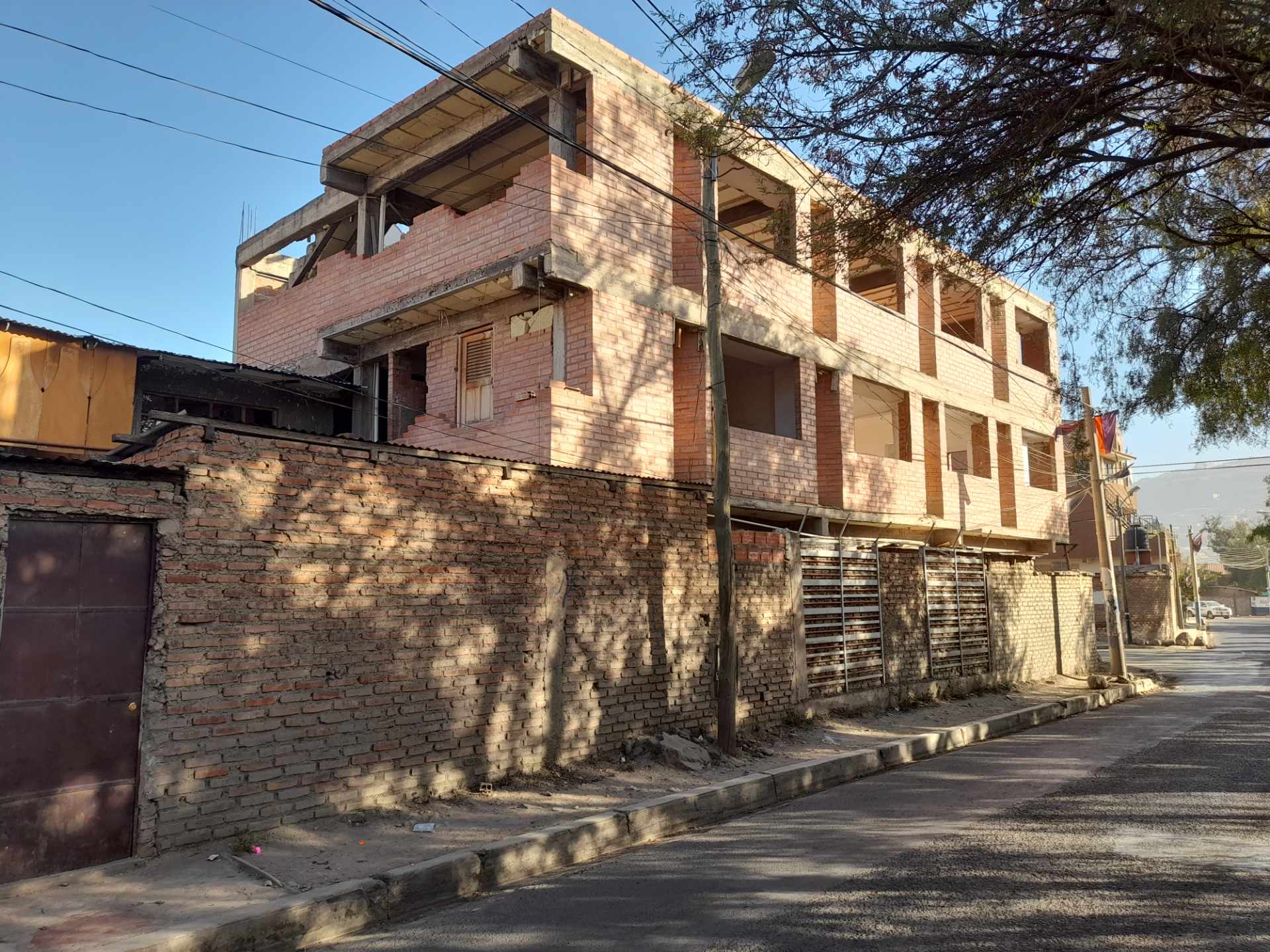 Edificio en Jayhuayco en Cochabamba 5 dormitorios 4 baños 2 parqueos Foto 3