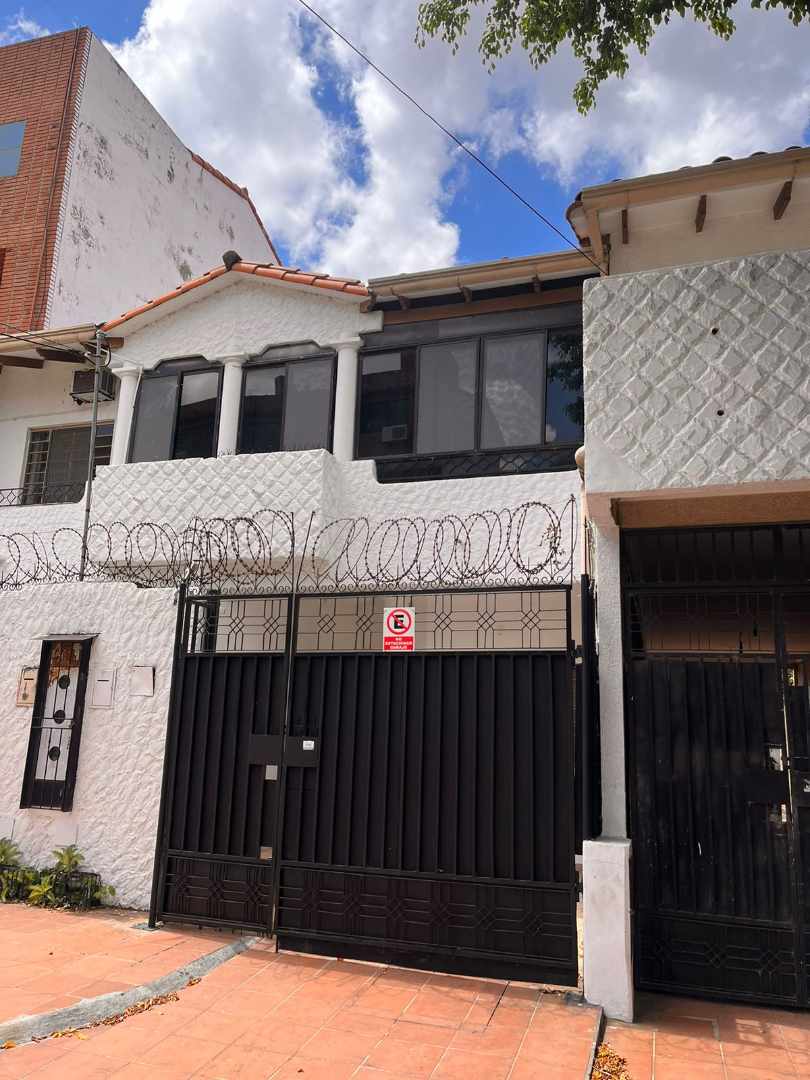 Casa en AlquilerCanal Isuto (Av. La Salle) C/ Claudio Peñaranda  3 dormitorios 4 baños 1 parqueos Foto 1