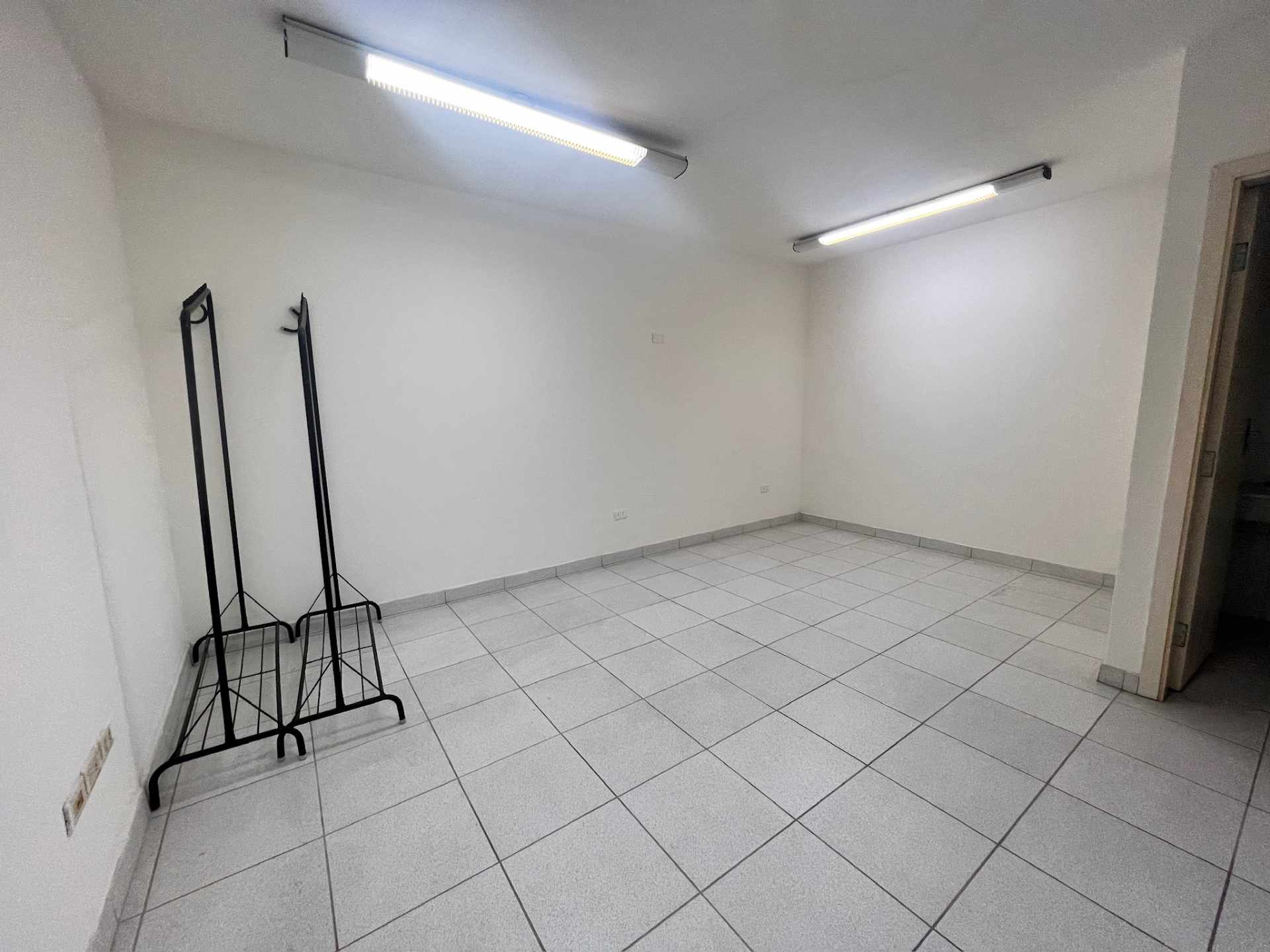 Oficina en AlquilerAV IRALA, entre calle La Paz y Cochabamba 7 dormitorios 5 baños  Foto 6