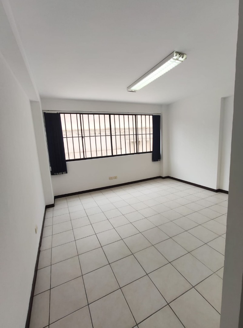 Oficina en Los Pinos en La Paz 1 dormitorios 1 baños  Foto 4