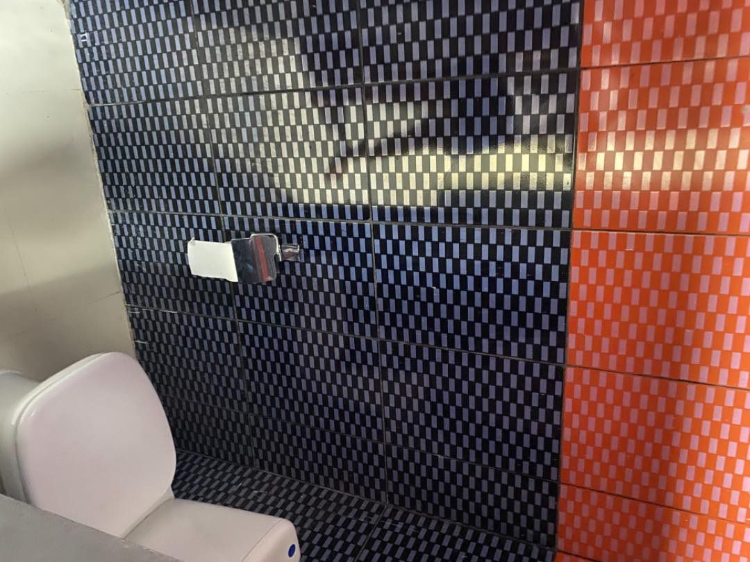 Local comercial en AlquilerAv. Busch #567 entre 1er y 2do anillo zona Cre  2 baños  Foto 3